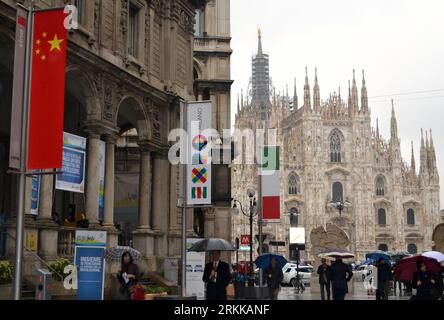 Bildnummer: 56216429 Datum: 25.10.2011 Copyright: imago/Xinhua (111025) -- MILANO, 25 ottobre 2011 (Xinhua) -- il logo di Expo 2015 e le bandiere dei paesi partecipanti sono visibili vicino all'iconica Piazza del Duomo nel centro di Milano, Italia, 25 ottobre 2011. La prima edizione del meeting internazionale dei partecipanti è iniziata martedì a Milano, città ospitante di Expo 2015. Organizzata in collaborazione con il BIE (Bureau International des Expositions), la riunione di tre giorni ospiterà una serie di sessioni plenarie che illustreranno il contenuto generale dell'Expo a circa 750 delegati provenienti da 91 paesi. (Xinhua/Mar Foto Stock