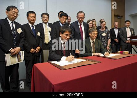 Bildnummer: 56220764  Datum: 26.10.2011  Copyright: imago/Xinhua (111027) -- SEATTLE, Oct. 27, 2011 (Xinhua) -- Zhang Laiwu (L Front), Chinese vice minister of science and technology, and Bill Gates (R Front), co-chair of the Bill & Melinda Gates Foundation, sign the Memorandum of Understanding to establish cooperation on global health and agriculture initiatives, in Seattle, the United States, Oct. 26, 2011. The Bill & Melinda Gates Foundation on Wednesday announced a partnership with China s Ministry of Science and Technology to provide affordable health and agriculture solutions for the poo Stock Photo