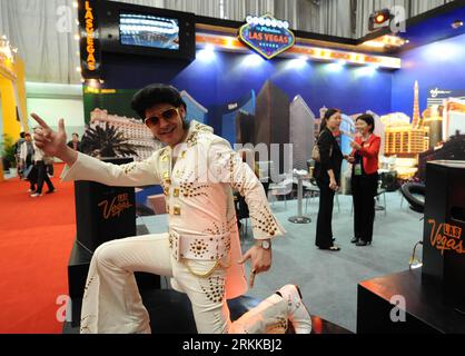 Bildnummer: 56222007  Datum: 27.10.2011  Copyright: imago/Xinhua (111027) -- KUNMING, Oct. 27, 2011 (Xinhua) -- An exhibitor, dressed as renowned American singer Elvis Presley, poses for photos in front of the Las Vegas stand during the 2011 China International Travel Mart (CITM) held at the Kunming International Conference and Exhibition Center in Kunming, capital of southwest China s Yunnan Province, Oct. 27, 2011. Jointly organized by the China National Tourism Administration, the People s Government of Yunnan Province and the Civial Aviation Administration of China, the 2011 CITM opened in Stock Photo