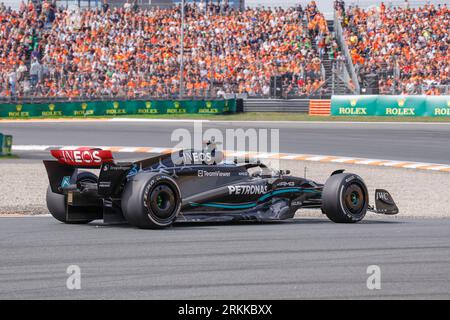 ZANDVOORT, PAESI BASSI - AGOSTO 25: George Russell del Mercedes AMG PETRONAS F1 Team prove libere tifosi arancioni nelle tribune durante la Formula Foto Stock