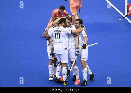 Monchengladbach, Germania. 25 agosto 2023. Il belga Felix Denayer e festeggia dopo aver segnato punti durante una partita di hockey tra la nazionale belga dei Red Lions e i Paesi Bassi, giovedì 24 agosto 2023 a Monchengladbach, in Germania, la prima semifinale dei campionati europei di hockey maschile. I campionati EuroHockey 2023 si svolgono dal 18 al 27 agosto 2023. BELGA PHOTO DIRK WAEM Credit: Belga News Agency/Alamy Live News Foto Stock