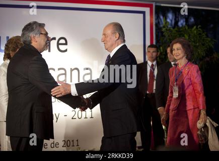 Bildnummer: 56227372 Datum: 28.10.2011 Copyright: imago/Xinhua (111029) -- ASUNCION, 29 ottobre 2011 (Xinhua) -- il presidente paraguaiano Fernando Lugo (1st L) saluta il re spagnolo Juan Carlos al suo arrivo per il 21° vertice iberoamericano ad Asuncion, Paraguay, il 28 ottobre 2011. (Xinhua/Martin Zabala) (xhn) PARAGUAY-ASUNCION-IBERO-AMERICAN SUMMIT PUBLICATIONxNOTxINxCHN People Politik Adel ESP x0x xtm 2011 quer premiumd 56227372 Data 28 10 2011 Copyright Imago XINHUA Asuncion OCT 29 2011 Il presidente del Paraguay Fernando Lugo i l saluta il re spagnolo Juan Carlos AL suo arrivo per Foto Stock