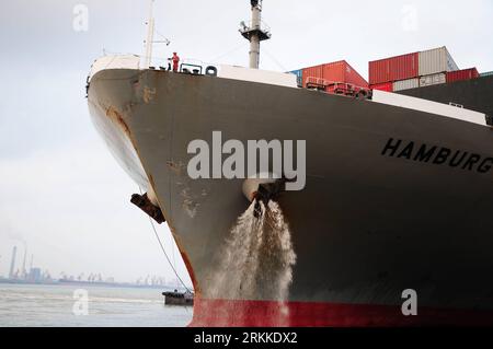 Bildnummer: 56228305  Datum: 29.10.2011  Copyright: imago/Xinhua (111029) -- QINGDAO, Oct. 29, 2011 (Xinhua) -- Panama-flagged freighter Hamburg Bridge, now under investigation, docks at the port of Qingdao, east China s Shandong Province, Oct. 29, 2011. The freighter collided with Oriental Sunrise, another Panama-flagged cargo ship, at 7:35 p.m. Friday Beijing Time (1135 GMT) in the nearby waters of Qingdao, causing the latter to sink. Of the 9 rescued crew members on board the Oriental Sunrise, 1 were found dead. Search is in progress for the rest 10, who are still missing. (Xinhua/Yu Fangpi Stock Photo