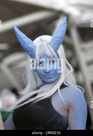 Bildnummer: 56228863 Datum: 29.10.2011 Copyright: imago/Xinhua (111030) -- LONDRA, 30 ottobre 2011 (Xinhua) -- Un fan cosplays personaggi comici sul London MCM Expo, noto anche come London Comic con, al centro espositivo Excel di Londra, in Gran Bretagna, 29 ottobre 2011. Incentrato su anime, manga, videogiochi, fantascienza, cosplay e media popolari provenienti da Regno Unito e Giappone, il London Comic con è una convention di fan multi-genere due volte l'anno. (Xinhua/Bimal Gautam) (djj) UK-LONDON-MCM COMIC con PUBLICATIONxNOTxINxCHN Wirtschaft Cosplayer Comicausstellung xjh x0x premiumd 2011 hoch highlight 56228863 Foto Stock