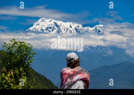 Sarangkot, Pokhara, Nepal - 24 luglio 2023 : A Woman Views Mt. Annapurna e coda di pesce da Sarangkot di Pokhara in Nepal Foto Stock
