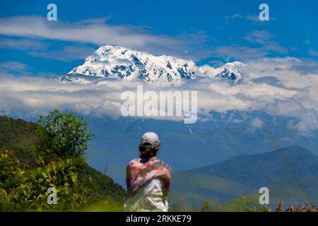 Sarangkot, Pokhara, Nepal - 24 luglio 2023 : A Woman Views Mt. Annapurna e coda di pesce da Sarangkot di Pokhara in Nepal Foto Stock