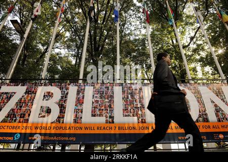 Bildnummer: 56234659 Datum: 31.10.2011 Copyright: imago/Xinhua (111031) -- NEW YORK, 31 ottobre 2011 (Xinhua) -- Un uomo cammina davanti al cartello sulla popolazione mondiale al di fuori del quartier generale delle Nazioni Unite a New York, Stati Uniti, 31 ottobre 2011. Il Segretario generale delle Nazioni Unite ha detto che la popolazione mondiale ha raggiunto i sette miliardi lunedì in una conferenza stampa. (Xinhua/Shen Hong) 7 MILIARDI DI ABITANTI DEL MONDO delle Nazioni Unite PUBLICATIONxNOTxINxCHN Gesellschaft Weltbevölkerung 7 Milliarden siebenmilliardste Mensch x1x xst premiumd 2011 quer 56234659 Data 31 10 2011 Copyright Imago XINHUA New York OCT 31 2011 Foto Stock