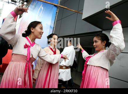 Bildnummer: 56234092 Datum: 31.10.2011 Copyright: imago/Xinhua (111031) -- SHANGHAI, 31 ottobre 2011 (Xinhua) -- Students of Shanghai Conservatory of Music Rehearse performance backstage al Shanghai International Art Festival di Shanghai, Cina orientale, 31 ottobre 2011. Le istituzioni di istruzione superiore di Shanghai presenteranno spettacoli artistici durante il 13° Shanghai International Art Festival. (Xinhua/Liu Ying) (zgp) CINA-SHANGHAI-INTERNATIONAL ART FESTIVAL (CN) PUBLICATIONxNOTxINxCHN Gesellschaft Kultur Tradition Tracht Tanz Fest x0x xst 2011 quer 56234092 Data 31 10 2011 Copyright IMA Foto Stock