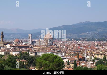 Firenze, Italia. 25 agosto 2023. Una veduta di Firenze, Italia, il 25 2023 agosto. 16 città italiane, tra cui Roma, Firenze, Bologna, Milano, Napoli, Venezia, sono state attualmente segnalate con un'ondata di calore rossa. Secondo le previsioni, tuttavia, il 27 agosto l'arrivo del ciclone "Poppea" porterà temperature più miti. (Foto di Elisa Gestri/Sipa USA) credito: SIPA USA/Alamy Live News Foto Stock