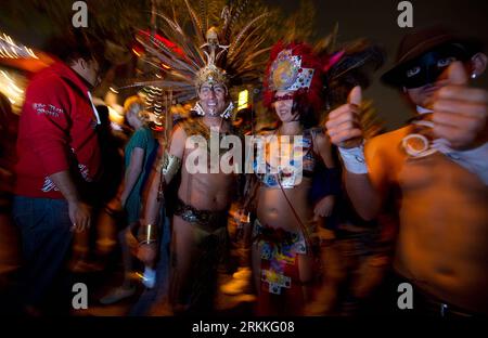 Bildnummer: 56237312 Datum: 01.11.2011 Copyright: imago/Xinhua (111101) -- LOS ANGELES, 1 novembre 2011 (Xinhua) -- i venditori in costumi partecipano a ciò che gli organizzatori dicono è una delle più grandi celebrazioni annuali di Halloween del mondo a West Hollywood, stato della California, il 31 ottobre 2011. (Xinhua/Yang lei) (nxl) US-CALIFORNIA-HALLOWEEN-CELEBRATIONS PUBLICATIONxNOTxINxCHN Kultur Entertainment Gesellschaft x0x xsk 2011 quer premiumd o00 USA 56237312 Data 01 11 2011 Copyright Imago XINHUA Los Angeles Nov 1 2011 XINHUA Revelle in Costumi partecipare a ciò che gli organizzatori dicono È uno dei Foto Stock