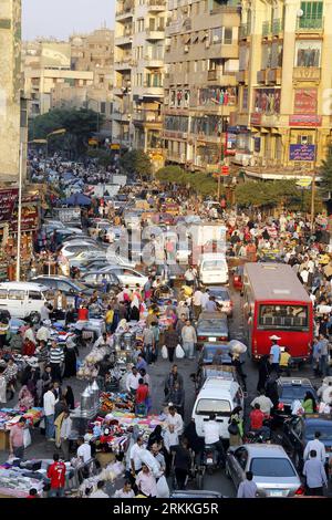 Bildnummer: 56237654  Datum: 01.11.2011  Copyright: imago/Xinhua (111101) -- CAIRO, Nov. 1, 2011 (Xinhua) -- Egyptians crowd at a popular market in Cairo, Egypt, Nov. 1, 2011. With the world population reaching a milestone of seven billion on Monday, UN Secretary- General Ban Ki-moon called for international solidarity as the globe faces a multitude of crises. (Xinhua/Nasser Nouri) EGYPT-CAIRO-UN-SEVEN BILLION PEOPLE PUBLICATIONxNOTxINxCHN Reisen Markt Wirtschaft x0x xsk 2011 hoch      56237654 Date 01 11 2011 Copyright Imago XINHUA  Cairo Nov 1 2011 XINHUA Egyptians Crowd AT a Popular Market Stock Photo