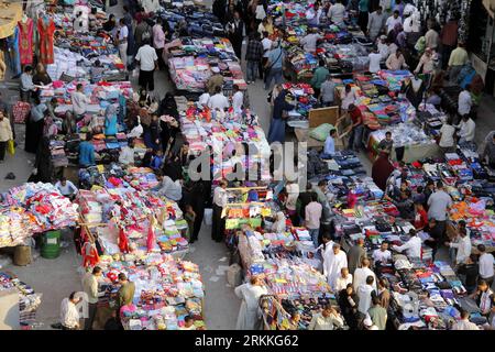 Bildnummer: 56237656 Datum: 01.11.2011 Copyright: imago/Xinhua (111102) -- CAIRO, 2 novembre 2011 (Xinhua) -- Egiziani affollano in un mercato popolare al Cairo, Egitto, 1 novembre 2011. Con la popolazione mondiale che ha raggiunto un traguardo di sette miliardi lunedì, il Segretario generale delle Nazioni Unite Ban Ki-Moon ha chiesto solidarietà internazionale mentre il globo si trova di fronte a una moltitudine di crisi. (Xinhua/Nasser Nouri) EGITTO-CAIRO-un-SETTE MILIARDI DI PERSONE PUBLICATIONxNOTxINxCHN Reisen Markt Wirtschaft x0x xsk 2011 quer 56237656 Data 01 11 2011 Copyright Imago XINHUA Cairo 2 novembre 2011 XINHUA Egiziani affollati IN un mercato popolare Foto Stock