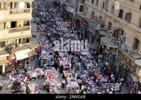 Bildnummer: 56237655  Datum: 01.11.2011  Copyright: imago/Xinhua (111101) -- CAIRO, Nov. 1, 2011 (Xinhua) -- Egyptians crowd at a popular market in Cairo, Egypt, Nov. 1, 2011. With the world population reaching a milestone of seven billion on Monday, UN Secretary- General Ban Ki-moon called for international solidarity as the globe faces a multitude of crises. (Xinhua/Nasser Nouri) EGYPT-CAIRO-UN-SEVEN BILLION PEOPLE PUBLICATIONxNOTxINxCHN Reisen Markt Wirtschaft x0x xsk 2011 quer      56237655 Date 01 11 2011 Copyright Imago XINHUA  Cairo Nov 1 2011 XINHUA Egyptians Crowd AT a Popular Market Stock Photo