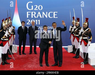 111103 -- CANNES, 3 novembre 2011 Xinhua -- il presidente degli Stati Uniti Barack Obama R, il fronte stringe la mano al presidente francese Nicolas Sarkozy L, davanti alla cerimonia di benvenuto del vertice del gruppo dei venti G-20 a Cannes, Francia, 3 novembre 2011. Xinhua/LAN Hongguang zgp FRANCIA-CANNES-G20 SUMMIT-CERIMONIA DI BENVENUTO PUBLICATIONxNOTxINxCHN Foto Stock