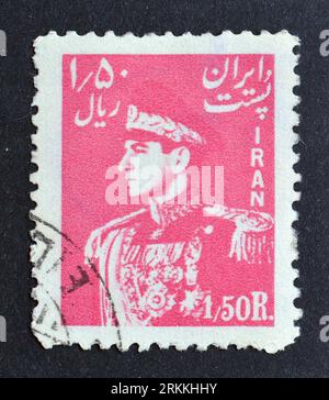 Francobollo cancellato stampato dall'Iran, che mostra Mohammad Rezā Shāh Pahlavī (1919-1980), circa 1951. Foto Stock