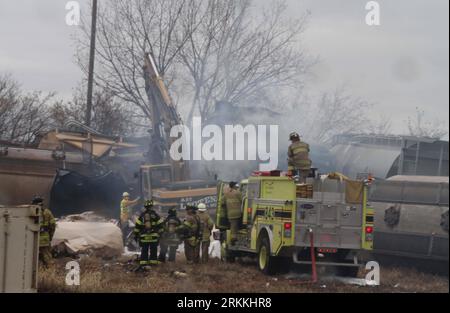 Bildnummer: 56245547  Datum: 03.11.2011  Copyright: imago/Xinhua (111104) -- CHICAGO, Nov. 4, 2011 (Xinhua) -- Firemen spray water onto the fire at the site where several cars derailed between the Chicago suburbs of Bartlett and Elgin, Illinois, the United States, Nov. 3, 2011. A fiery freight train derailment in northern Illinois has crippled Metra, the local commuter rail system, on Thursday morning.   (Xinhua/Zhu Zhu) USA-CHICAGO-TRAIN DERAILMENT PUBLICATIONxNOTxINxCHN Gesellschaft USA Verkehr Bahn Unglück Zugunglück Güterzug xbs x1x 2011 quer premiumd     56245547 Date 03 11 2011 Copyright Stock Photo