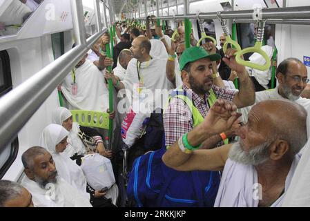 Bildnummer: 56250887 Datum: 04.11.2011 Copyright: imago/Xinhua (111105) -- LA MECCA, 5 novembre 2011 (Xinhua) -- i pellegrini sono visti nel treno alla Mina Station della metropolitana leggera a Mecca, Arabia Saudita, 4 novembre 2011. La ferrovia leggera della Mecca, costruita dalla China Railway Construction Corp., ha iniziato a funzionare a pieno regime dal 3 novembre 2011. La ferrovia trasporterà 3.000.000 persone in cinque giorni. La ferrovia collega tre principali quartieri di pellegrinaggio: Mina, Muzdalifa e Arafat. (Xinhua/Dong Liwei) (yc) ARABIA SAUDITA-MECCA-CINA-FERROVIA LEGGERA PUBLICATIONxNOTxINxCHN Gesell Foto Stock