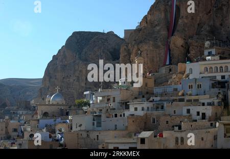 Bildnummer: 56257961  Datum: 07.11.2011  Copyright: imago/Xinhua (111107) -- MAALOULA, Nov. 7, 2011 (Xinhua) -- Photo taken on Nov. 7, 2011 shows houses in Maaloula, 56 km to the northeast of Syria s capital Damascus. Maaloula was built into the rugged mountainside, at an altitude of more than 1500 meters. About 12,000 residents living in the town and neighboring villages are the only group who can speak a dialect of the Western branch of the Aramaic language, which scholars believe Jesus spoke when missionizing. (Xinhua/Yin Bogu) SYRIA-MAALOULA-DAILY LIFE PUBLICATIONxNOTxINxCHN Reisen Syrien Foto Stock