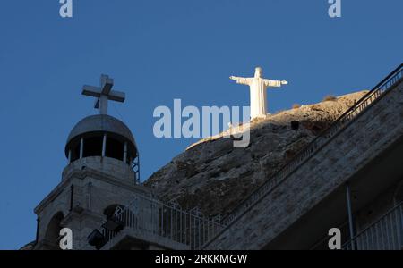Bildnummer: 56257964  Datum: 07.11.2011  Copyright: imago/Xinhua (111107) -- MAALOULA, Nov. 7, 2011 (Xinhua) -- Photo taken on Nov. 7, 2011 shows the statue of Jesus in Maaloula, 56 km to the northeast of Syria s capital Damascus. Maaloula was built into the rugged mountainside, at an altitude of more than 1500 meters. About 12,000 residents living in the town and neighboring villages are the only group who can speak a dialect of the Western branch of the Aramaic language, which scholars believe Jesus spoke when missionizing. (Xinhua/Yin Bogu) SYRIA-MAALOULA-DAILY LIFE PUBLICATIONxNOTxINxCHN R Foto Stock