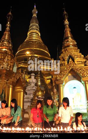 Bildnummer: 56264816 Datum: 09.11.2011 Copyright: imago/Xinhua (111110) - YANGON, 10 novembre 2011 (Xinhua)--People Light Candles at Shwedagon Pagoda in Yangon, Myanmar, alla vigilia del festival dell'illuminazione, 9 novembre 2011. Il festival è uno dei principali eventi religiosi del paese. (Xinhua/U Aung) (cl) MYANMAR-YANGON-LIGHTING FESTIVAL PUBLICATIONxNOTxINxCHN Gesellschaft Religion Buddhismus Lichterfest xjh x0x 2011 hoch 56264816 Data 09 11 2011 Copyright Imago XINHUA Yangon Nov 10 2011 XINHUA Celebrities Light Candles PRESSO LA pagoda Shwedagon a Yangon Myanmar ALLA vigilia del Lighting Festival No Foto Stock