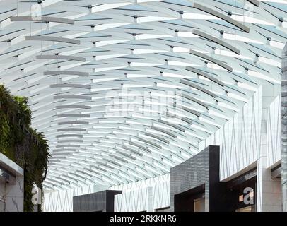 Schermo a soffitto. 360 Mall, Kuweit City, Kuwait. Architetto: CRTKL, 2021. Foto Stock