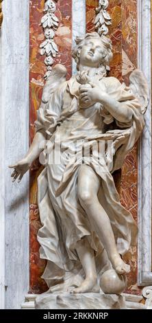 GENOVA, ITALIA - 8 MARZO 2023: La statua barocca marmorea dell'angelo (amore a Dio) con il cuore nella chiesa di san Filippo Neri Foto Stock