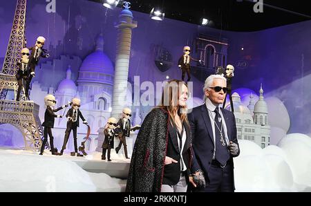 Bildnummer: 56266302  Datum: 09.11.2011  Copyright: imago/Xinhua (111109) -- PARIS, Nov. 9 (Xinhua) -- German fashion designer Karl Lagerfeld (R) and French singer Vanessa Paradis pose in front of the Printemps department store to mark the inauguration of the newly Christmas windows display in Paris, France, Nov. 9, 2011. (Xinhua/Gao Jing) FRANCE-PARIS-CHRISTMAS WINDOWS-INAUGURATION PUBLICATIONxNOTxINxCHN People Entertainment Wirtschaft Weihnachten Weihnachtsdeko Deko Schaufenster premiumd Aufmacher xns x0x 2011 quer      56266302 Date 09 11 2011 Copyright Imago XINHUA  Paris Nov 9 XINHUA Germ Stock Photo