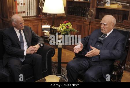 Bildnummer: 56266319 Datum: 09.11.2011 Copyright: imago/Xinhua (111110) -- ATENE, 10 novembre 2011 (Xinhua) -- il presidente greco Karolos Papoulias (R) incontra il primo ministro George Papandreou nella residenza presidenziale di Atene, capitale della Grecia, il 9 novembre 2011. La riunione dei partiti politici greci per formare un nuovo governo sarebbe stata estesa a giovedì, poiché i negoziati si sono conclusi senza le dimissioni ufficiali del primo ministro George Papandreou mercoledì. (Xinhua/Marios Lolos) GRECIA-ATENE-GEORGE PAPANDREOU-KAROLOS PAPOULIAS-MEETING PUBLICATIONxNOTxINxCHN People Politik premiumd x Foto Stock