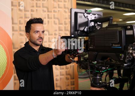 Miami, Stati Uniti d'America. 25 agosto 2023. DORAL, FL-AUG 25: Luis Fonsi è visto durante Univision “Despierta America” il 25 agosto 2023 a Doral, Florida. (Foto di Alberto E. Tamargo/Sipa USA) credito: SIPA USA/Alamy Live News Foto Stock