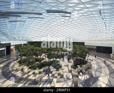 Tetto con lucernario e giardino interno. 360 Mall, Kuweit City, Kuwait. Architetto: CRTKL, 2021. Foto Stock