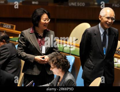 Bildnummer: 56269512 Datum: 10.11.2011 Copyright: imago/Xinhua (111110) -- NEW YORK, 10 novembre 2011 (Xinhua) --Hanqin Xue (L) della Cina parla con i delegati durante il voto per nove anni come giudici della Corte internazionale di giustizia (ICJ) a New York, negli Stati Uniti, il 10 novembre 2011. L'Assemblea generale delle Nazioni Unite e il Consiglio di sicurezza delle Nazioni Unite hanno votato in modo indipendente qui giovedì ed hanno eletto quattro nuovi membri alla CIG. (Xinhua/Shen Hong) un-NEW YORK-ICJ-XUE HANQIN PUBLICATIONxNOTxINxCHN People Politik x0x xtm 2011 quer 56269512 Data 10 11 2011 Copyright Imago XINHUA New York Nov 10 2011 X Foto Stock