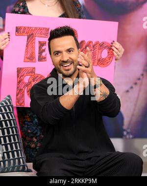 Miami, Stati Uniti d'America. 24 agosto 2023. DORAL, FL-AUG 25: Luis Fonsi è visto durante Univision “Despierta America” il 25 agosto 2023 a Doral, Florida. (Foto di Alberto E. Tamargo/Sipa USA) credito: SIPA USA/Alamy Live News Foto Stock