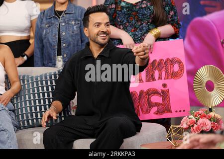 Miami, Stati Uniti d'America. 24 agosto 2023. DORAL, FL-AUG 25: Luis Fonsi è visto durante Univision “Despierta America” il 25 agosto 2023 a Doral, Florida. (Foto di Alberto E. Tamargo/Sipa USA) credito: SIPA USA/Alamy Live News Foto Stock