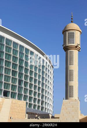 Architettura vernacolare e moderna. 360 Mall, Kuweit City, Kuwait. Architetto: CRTKL, 2021. Foto Stock