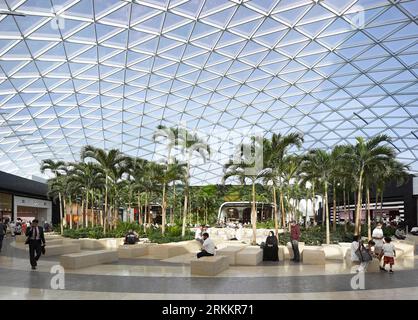 I giardini con lucernario. 360 Mall, Kuweit City, Kuwait. Architetto: CRTKL, 2021. Foto Stock