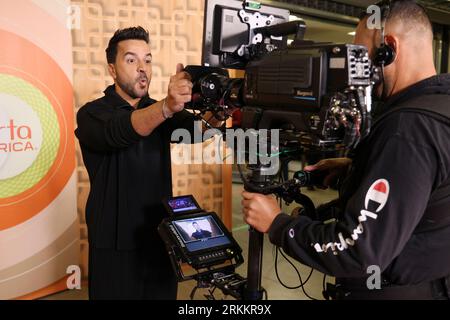 Miami, Stati Uniti d'America. 25 agosto 2023. DORAL, FL-AUG 25: Luis Fonsi è visto durante Univision “Despierta America” il 25 agosto 2023 a Doral, Florida. (Foto di Alberto E. Tamargo/Sipa USA) credito: SIPA USA/Alamy Live News Foto Stock