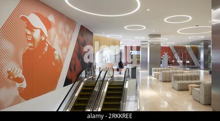 Corridoio del centro commerciale con scala mobile. 360 Mall, Kuweit City, Kuwait. Architetto: CRTKL, 2021. Foto Stock