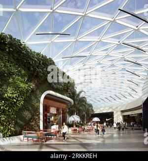 Corridoio del centro commerciale con lucernario. 360 Mall, Kuweit City, Kuwait. Architetto: CRTKL, 2021. Foto Stock