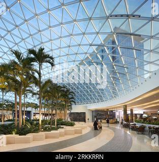 I giardini con lucernario. 360 Mall, Kuweit City, Kuwait. Architetto: CRTKL, 2021. Foto Stock