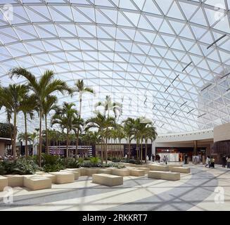 I giardini con lucernario. 360 Mall, Kuweit City, Kuwait. Architetto: CRTKL, 2021. Foto Stock