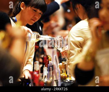 Bildnummer: 56273893 Datum: 12.11.2011 Copyright: imago/Xinhua (111112) -- WUHAN, 12 novembre 2011 (Xinhua) -- un assistente serve vino durante il secondo Bordeaux and Aquitaine Wine Festival a Wuhan, nella provincia di Hubei della Cina centrale, 12 novembre 2011. Oltre 100 esperti di vini della Cina centrale assaggeranno e valuteranno 176 vini prodotti nei vigneti di Bordeaux e nel resto della regione dell'Aquitania della Francia sud-occidentale durante l'evento di 3 giorni, che ha avuto inizio sabato a Wuhan. (Xinhua/Xiao Yijiu) (lmm) CHINA-HUBEI-WUHAN-WINE FESTIVAL (CN) PUBLICATIONxNOTxINxCHN Gesellschaft Wirtschaft Wein Weinfest Weinfestiva Foto Stock