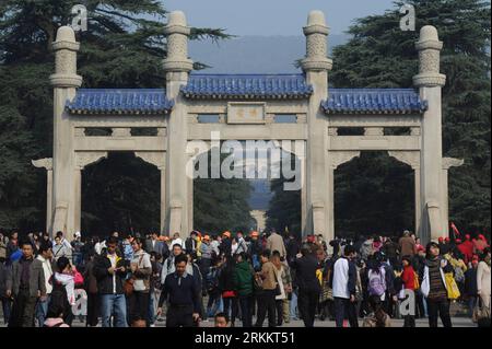 Bildnummer: 56273928  Datum: 12.11.2011  Copyright: imago/Xinhua (111112) -- NANJING, Nov. 12, 2011 (Xinhua) -- Tourists visit Dr. Sun Yat-sen s Mausoleum in Nanjing, capital of east China s Jiangsu Province, Nov. 12, 2011. During the past year, more than 8 million tourists visited the mausoleum. In November last year, the mausoleum scrapped an 80-yuan admission fee that had been in effect for 17 years. The mausoleum sits on the Zijin Mountain in Nanjing. Its construction was initiated by KMT members to pay respect to Dr. Sun, the party s founding father. (Xinhua/Han Yuqing) (zhs) CHINA-NANJIN Stock Photo