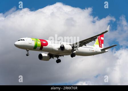 TOCCARE Air Portugal Airbus A321-251N aereo di linea CS-TJK nelle finali per atterrare all'aeroporto di Londra Heathrow, Regno Unito. Si chiama Eugénio de Andrade Foto Stock