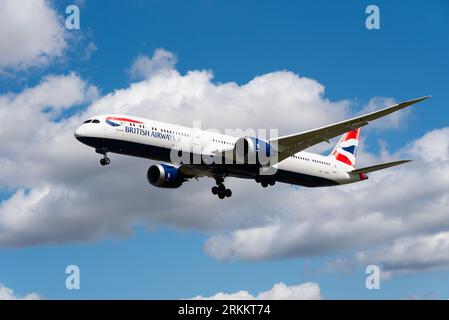 British Airways Boeing 787-10 Dreamliner aereo di linea G-ZBLB in finale per atterrare all'aeroporto di Londra Heathrow, Regno Unito. Arrivo dei voli a lungo raggio Foto Stock