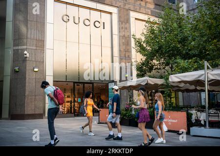 I visitatori di Brookfield Place a Lower Manhattan a New York passano davanti al negozio Gucci domenica 13 agosto 2023. (© Richard B. Levine) Foto Stock