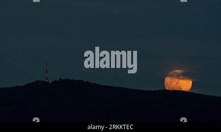 via lattea e costellazioni - grande luna Foto Stock