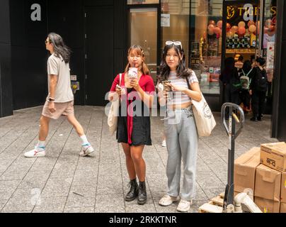 Sabato 12 agosto 2023, all'esterno del negozio di tè Tiger Sugar Bubble di Koreatown a New York, centinaia di persone si mettono in fila per ore per acquistare il drink in edizione limitata Tiger Sugar Hello Kitty Crush. (© Richard B. Levine) Foto Stock