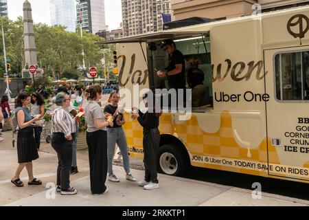 Gli amanti del gelato affollano l'attivazione del marchio di gelati Van Leeuwen X Uber One nel quartiere Nomad di New York martedì 15 agosto 2023. La moltitudine è stata trattata con l'esclusivo gelato al gusto BBQ Gold Cornbread Crumble, disponibile tramite Uber One. (© Richard B. Levine) Foto Stock