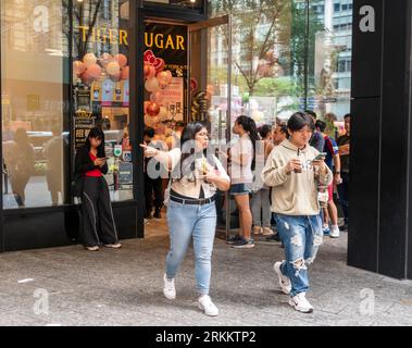 Sabato 12 agosto 2023, all'esterno del negozio di tè Tiger Sugar Bubble di Koreatown a New York, centinaia di persone si mettono in fila per ore per acquistare il drink in edizione limitata Tiger Sugar Hello Kitty Crush. (© Richard B. Levine) Foto Stock