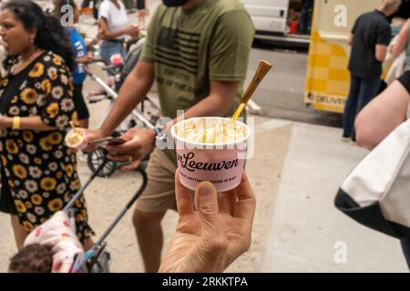 Gli amanti del gelato affollano l'attivazione del marchio di gelati Van Leeuwen X Uber One nel quartiere Nomad di New York martedì 15 agosto 2023. La moltitudine è stata trattata con l'esclusivo gelato al gusto BBQ Gold Cornbread Crumble, disponibile tramite Uber One. (© Richard B. Levine) Foto Stock